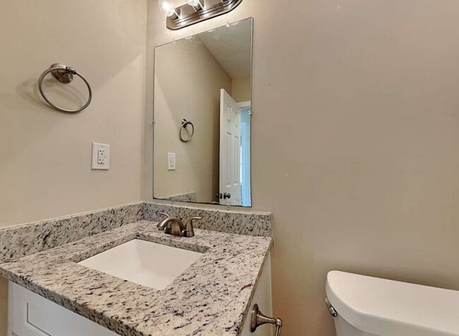 Building Photo - 2887 Rockcliff Rd SE