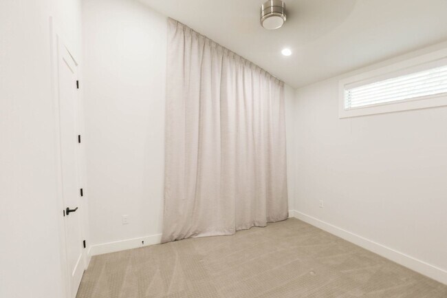 Building Photo - 1309 Cometa St