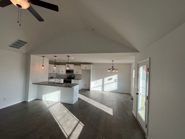 Building Photo - Nearly new 3 bed, 3 bath with Springfield ...