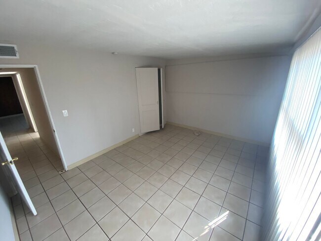 Building Photo - Light-Filled Tucson 2 Bedroom Rental – Mov...