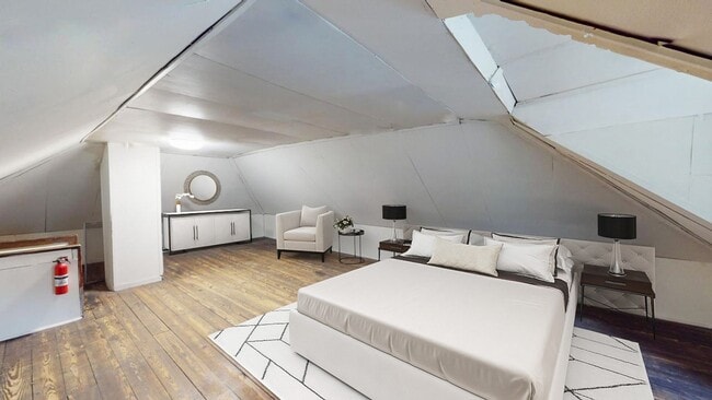 Building Photo - SINGLE FAMILY HOUSE!  4 BEDROOMS + 2 FULL ...