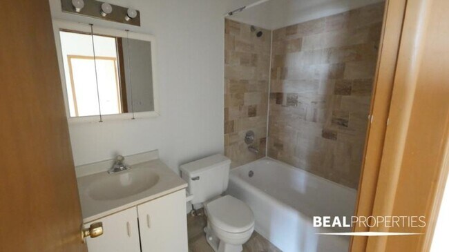Building Photo - 1 bedroom in CHICAGO IL 60657