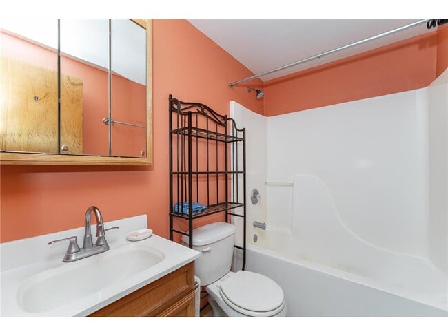 Building Photo - 10 8th St NE