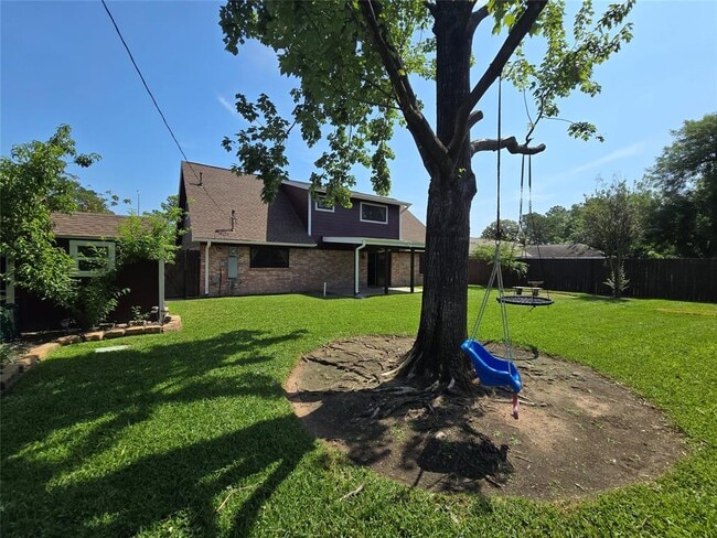 Building Photo - 9211 Kempwood Dr