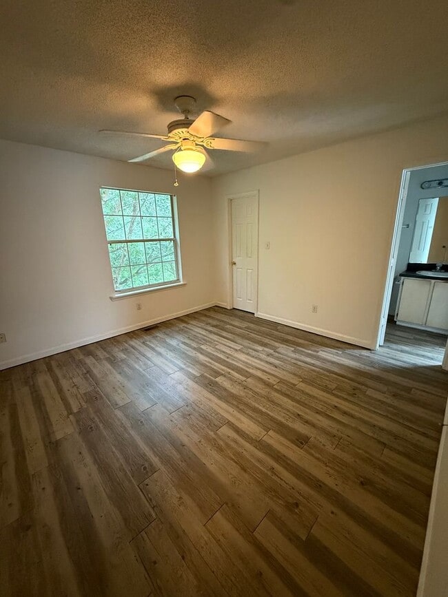 Building Photo - 3 Bed Townhouse on Nuggett Lane, available...