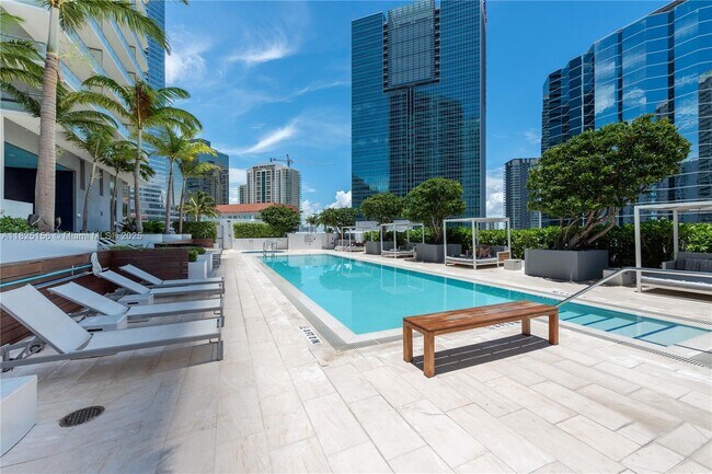 Building Photo - 1300 Brickell Bay Dr