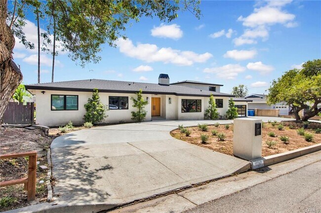 Building Photo - 10742 Walnut Dr