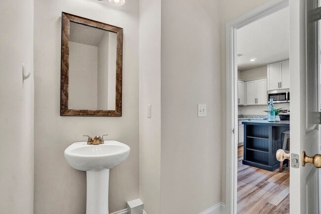 Building Photo - Walking distance to downtown Easley!
