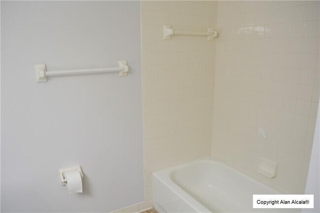 Building Photo - 709 Gardens Dr