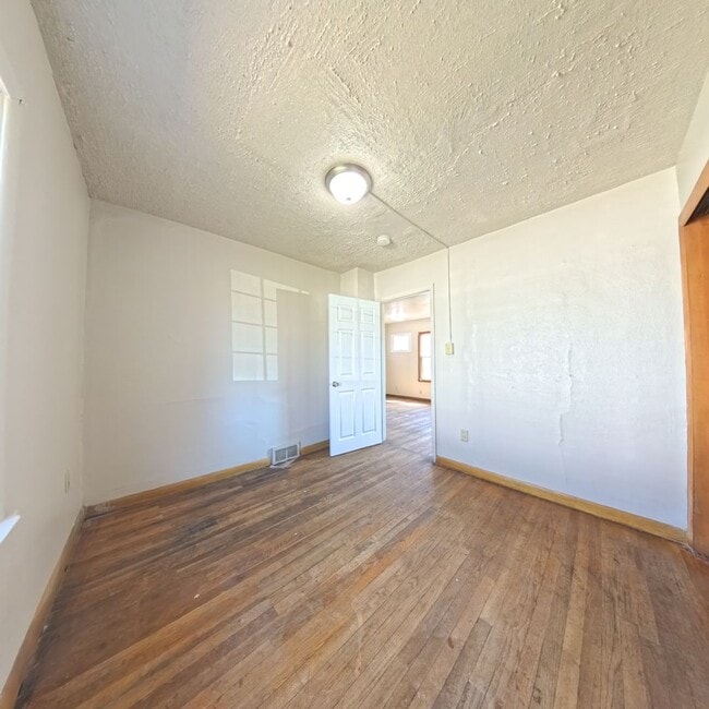 Building Photo - 2 Bedroom on the East Side with Garage