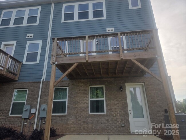 Building Photo - 6997 Waterstone Dr