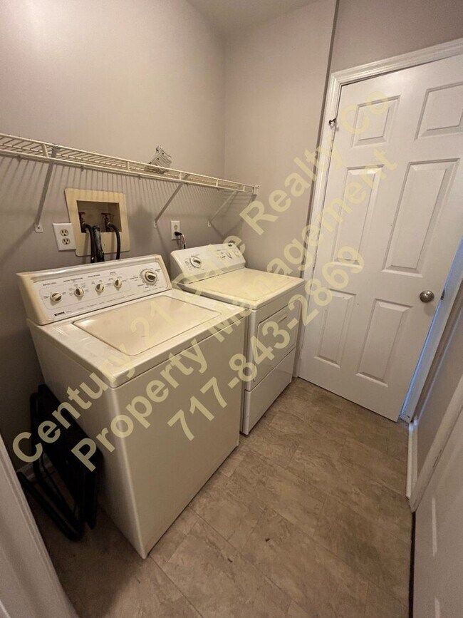 Building Photo - 3 BR, 1.5 Baths, 1 car garage Dover PA