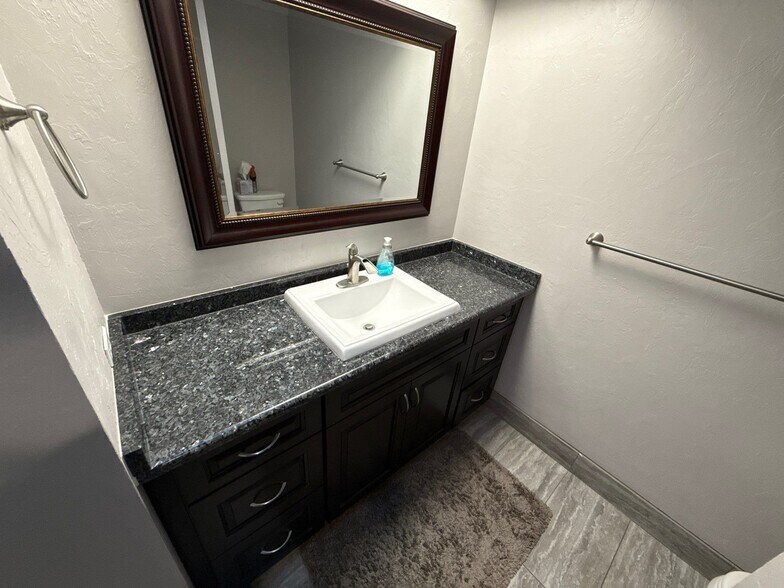 Building Photo - 790 E Gilchrist Ct