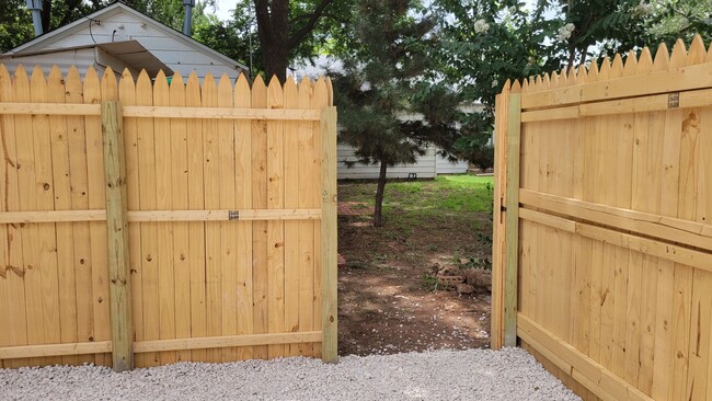 Building Photo - PRE-LEASING FOR September! Quiet Quaint Pr...