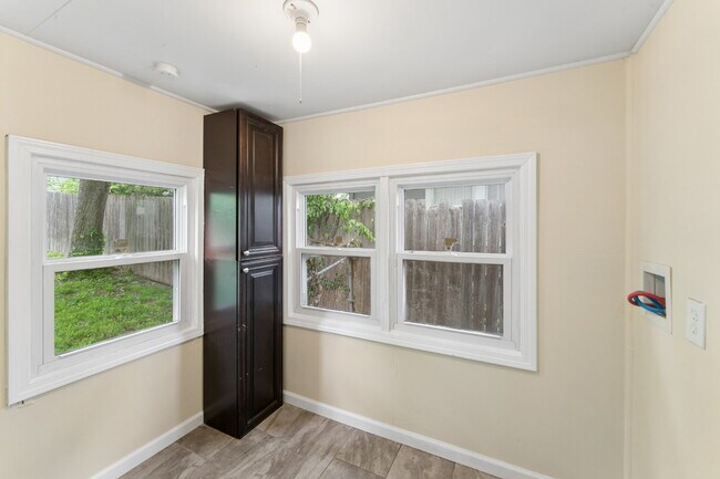 Building Photo - Charming 2-Bedroom Home!