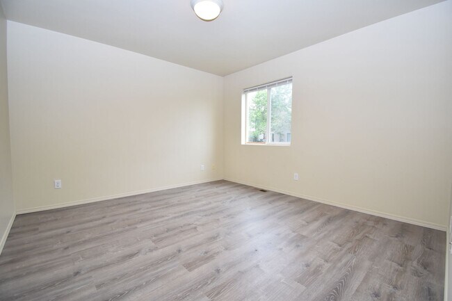 Building Photo - Beautiful 4 bedroom, 3 bathroom unit with attached garage!