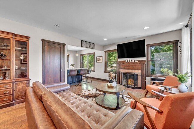 Building Photo - Charming Modern Industrial Fully Furnished Home for Lease