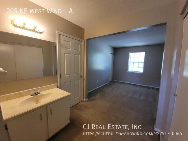 Building Photo - 205 NE Westwind Dr