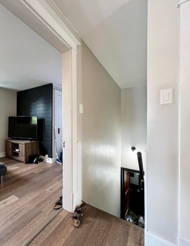 Building Photo - 437 S 73rd St