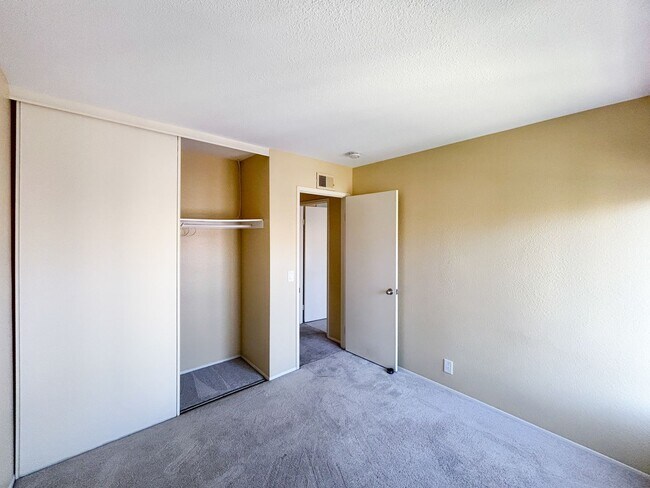 Building Photo - Beautiful 3BD/2.5BA W/ Open Floor Plan and Attached Garage in La Jolla!