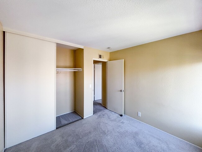 Building Photo - Beautiful 3BD/2.5BA W/ Open Floor Plan and...