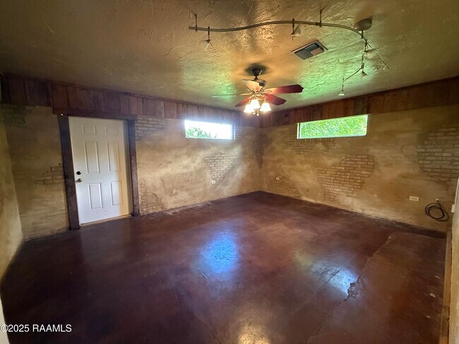 Building Photo - 417 E Broussard Rd