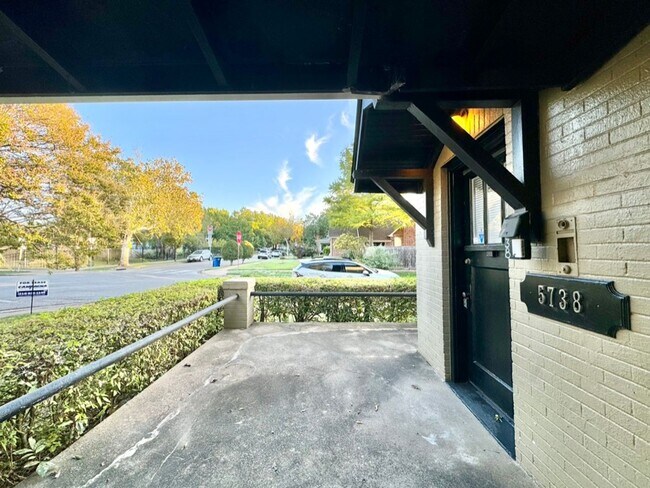 Building Photo - 1-Bedroom, 1-Bath Apartment in Junius Heights