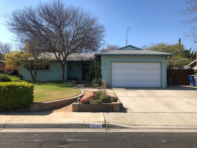Building Photo - $2,395 Fowler & Shaw, Gorgeous 3 Bedroom h...