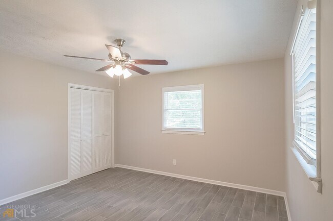 Building Photo - 6060 Ridge Way