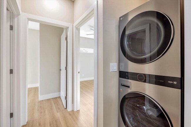 Building Photo - NEWER 2 BED, 1 BATH HOME WITH HUGE YARD AND ENCLOSED DRIVEWAY