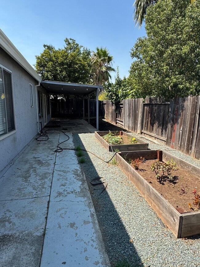 Building Photo - Single story home with low maintenance lan...