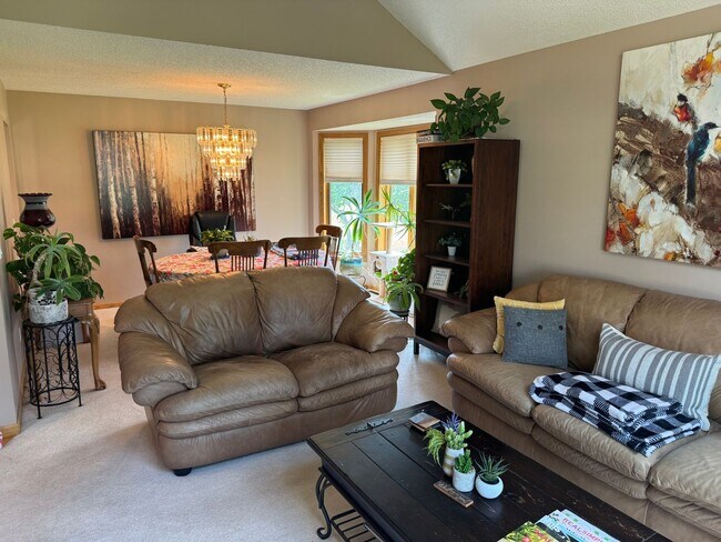 Building Photo - Gorgeous 3Br/3Ba Executive Home w/Over 3,0...