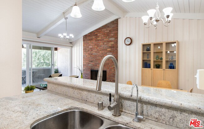 Building Photo - 6505 Green Valley Cir