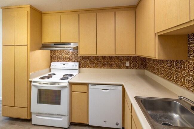 Building Photo - Charming 4-Bedroom Home with Scenic Views ...