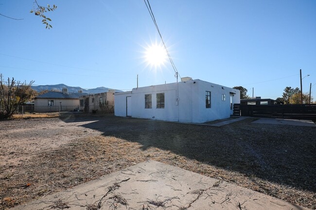 Building Photo - Cute 3 bedroom, 1 Bath Home on a large corner lot