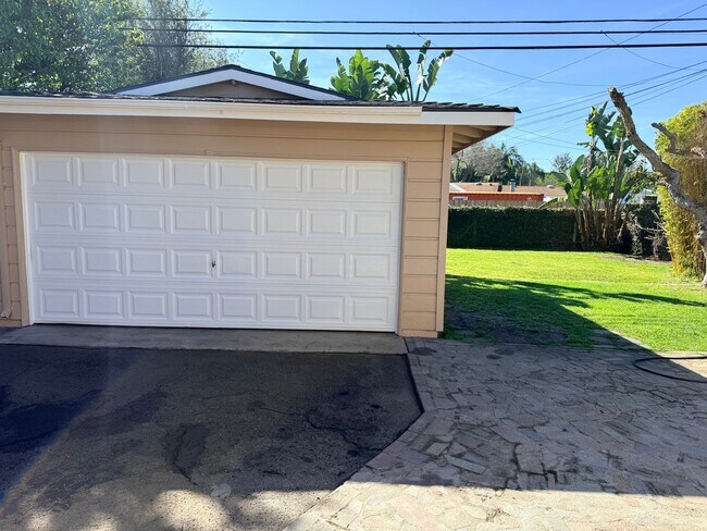 Building Photo - 4 bedroom home in LB with Large backyard now ready to rent!