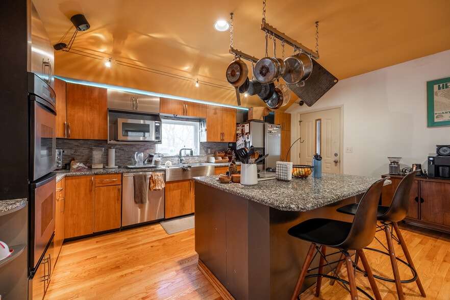 Building Photo - 1220 W Augusta Blvd