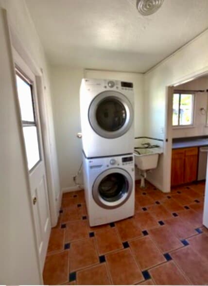 Building Photo - 6089 Cashio St