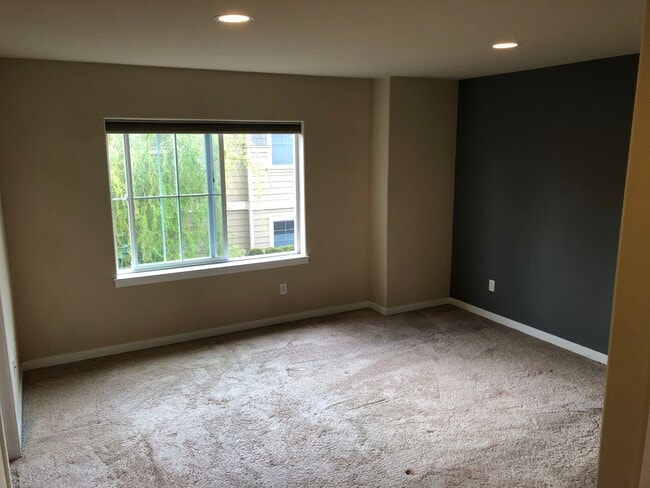 Building Photo - 3 Bed, 2.5 Bath Millcreek Townhouse 2 Car $3099.00