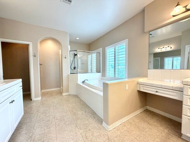 Building Photo - Spacious 5 Bedroom Wolf Creek Home with Balcony, Loft & Secondary Kitchen