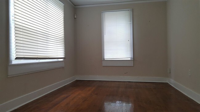 Building Photo - 327 Decelle St