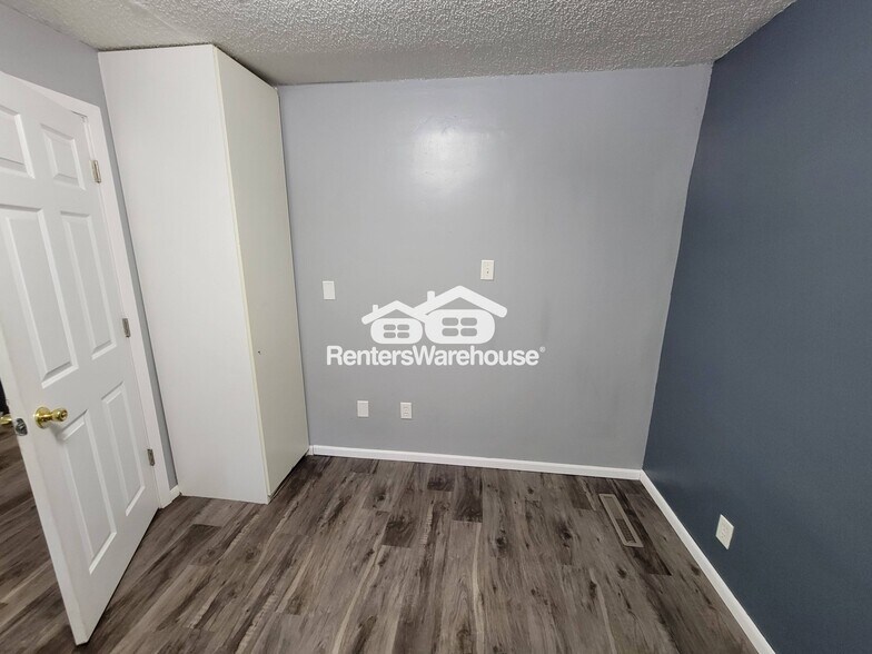 Building Photo - 9375 Country Dr
