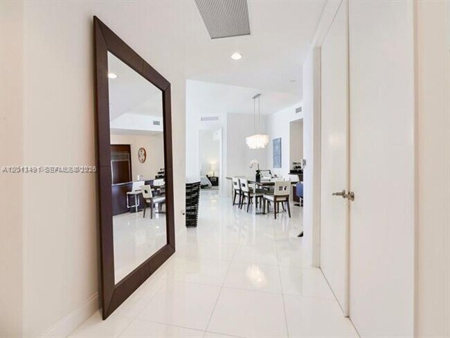 Building Photo - 15811 Collins Ave