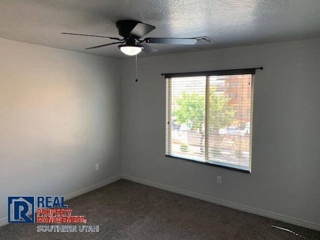 Building Photo - 4 Bedroom townhome