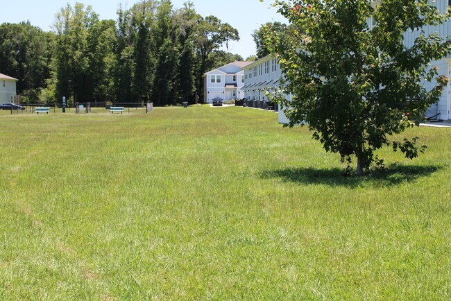 Building Photo - Beautiful New Townhome / Pet Friendly / Wi...