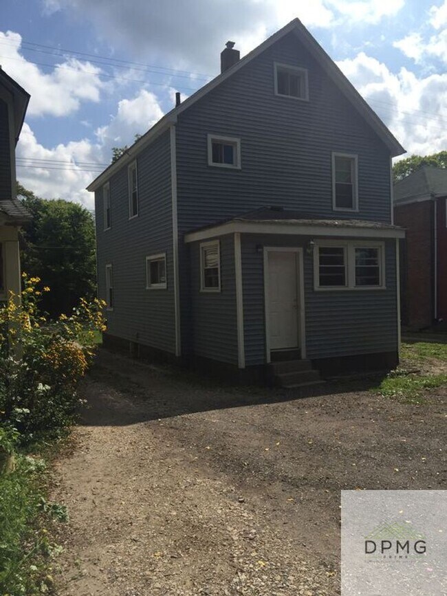 Building Photo - 204 Shepard St