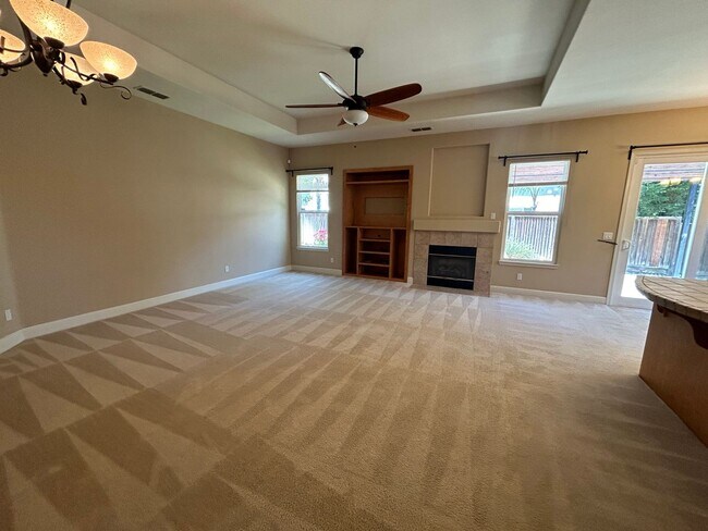 Building Photo - Nice Oakdale home on corner lot