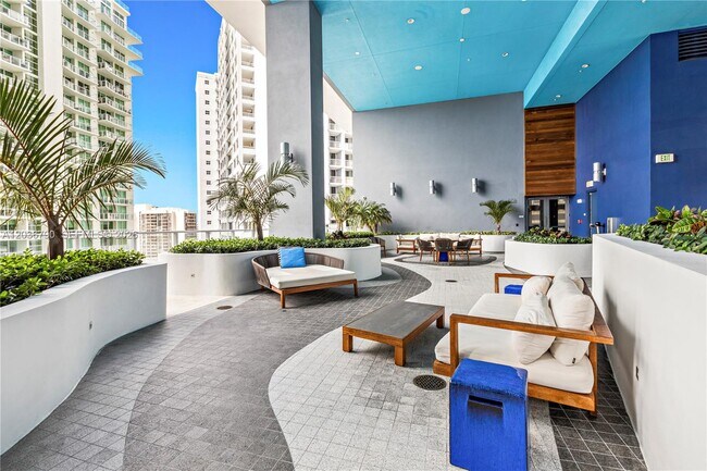 Building Photo - 1300 Brickell Bay Dr