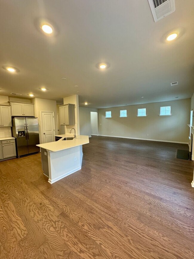 Building Photo - 4BR/2.5BA in Steel Creek's Brightwater Neighborhood
