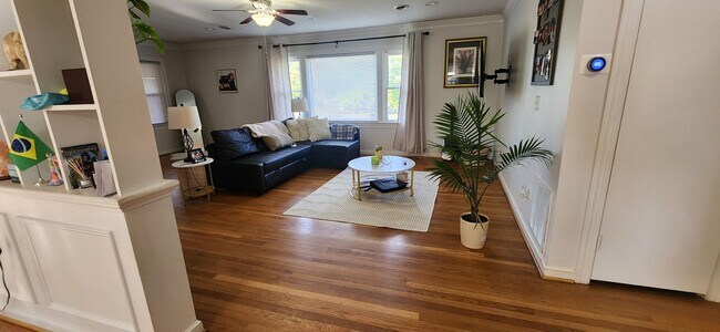 Building Photo - Large 2 Bedroom Rambler with 2 Primary Sui...